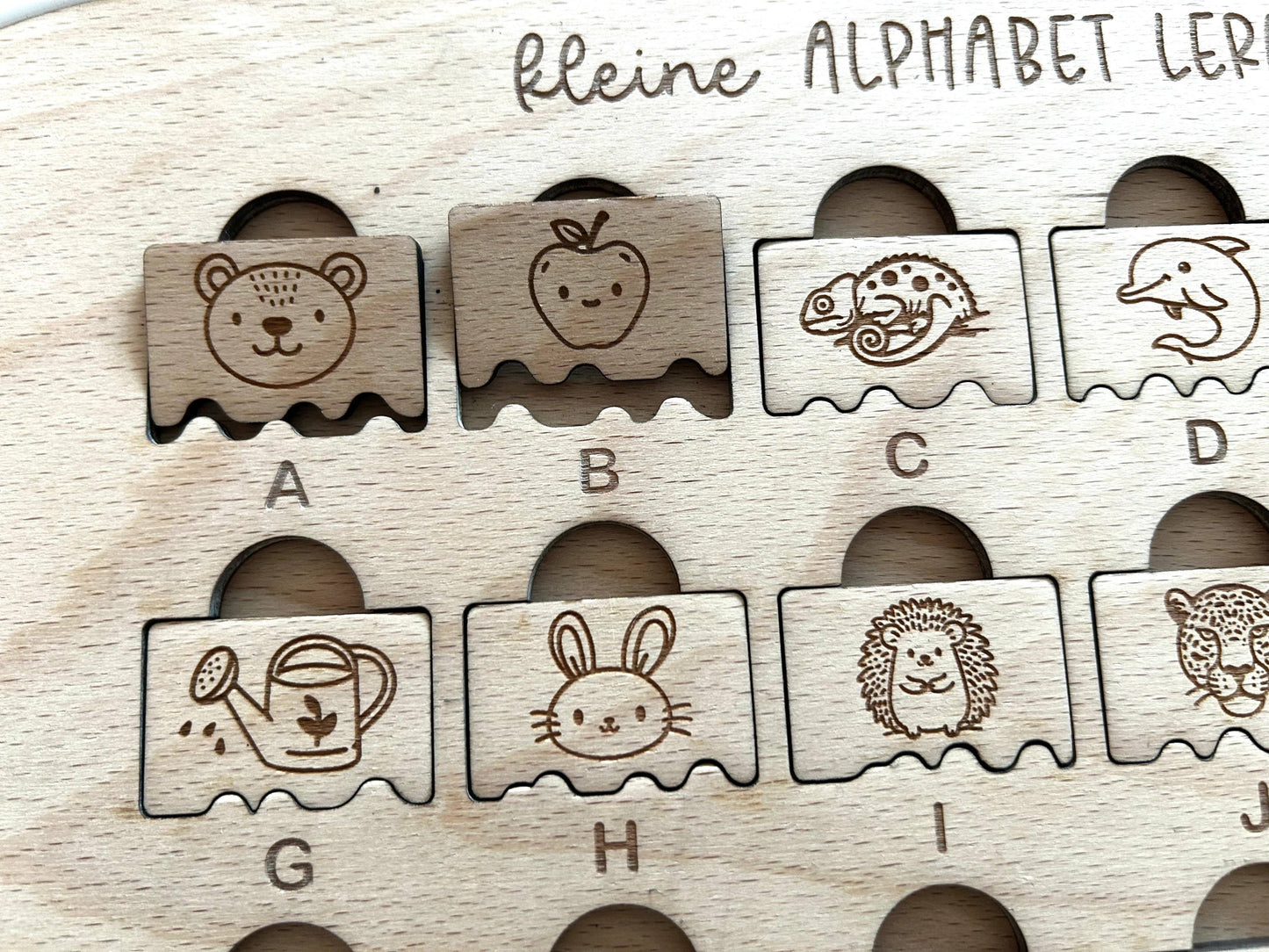 ABC Lernplatte Montessori aus Holz – Sensorikspiel für Kinder | Trofast kompatibel | Feinmotorik fördern | Aktivitätsplatte