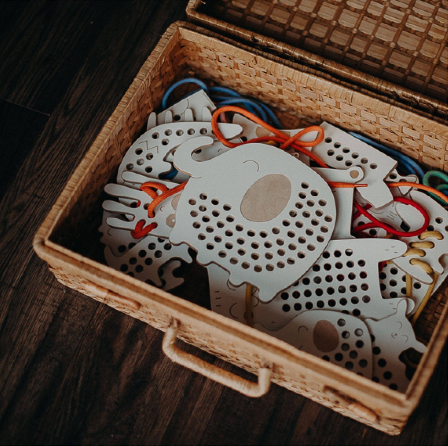 Oliver der Elefant, Montessori Holz-Schnürspielzeug